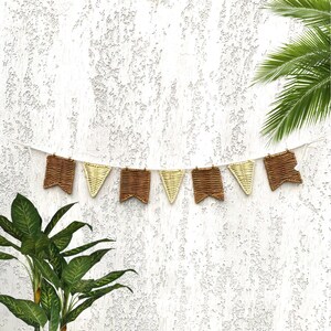 Flaggor i rotting, vimpelsnöre. Rustik, neutral färg, hängande dekoration för lekrum.