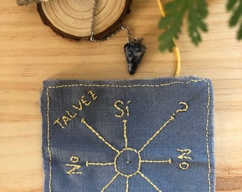 Kit Péndulo Artesanal + Tablero Bordado a Mano · Si No Tal Vez · Piedra Natural · Brujería · Tarot · Wicca · Regalo Espiritual