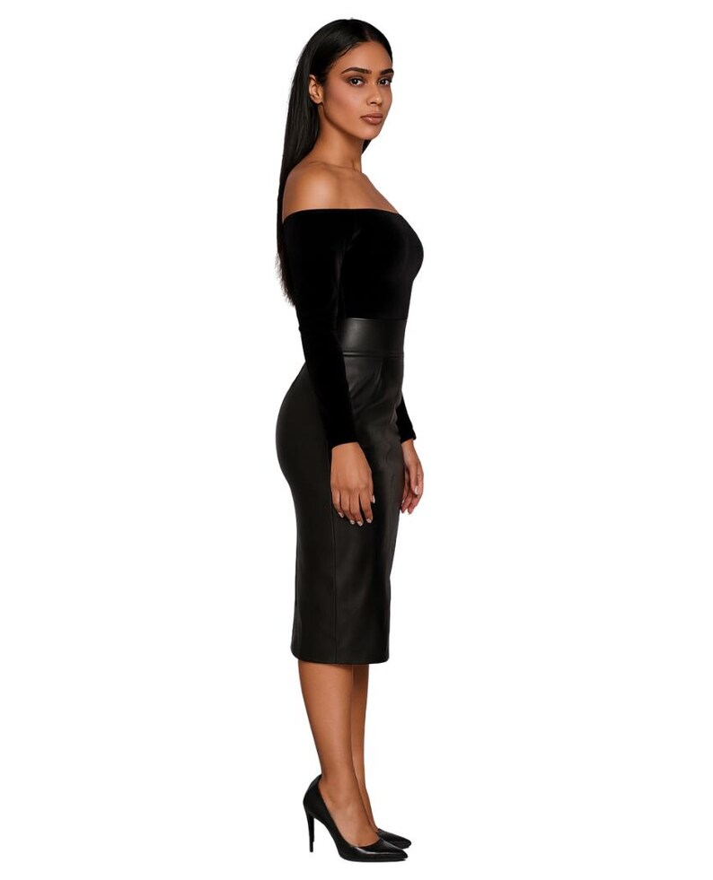 Puede incluir: Un top negro con hombros descubiertos y mangas largas con una falda l&aacute;piz negra. El atuendo se combina con tacones altos negros. El conjunto es un look monocrom&aacute;tico elegante.