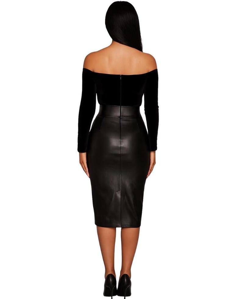 Puede incluir: Un top negro con hombros descubiertos y mangas largas se combina con una falda l&aacute;piz de cuero negro. El vestido es entallado y llega a las rodillas. La modelo lleva tacones altos negros.
