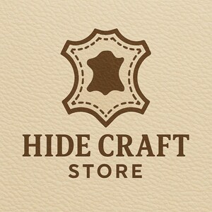 Puede incluir: Logotipo de Hide Craft Store, con una forma de piel de cuero marr&oacute;n con un contorno cosido. El texto "HIDE CRAFT STORE" se muestra en marr&oacute;n, en fuente serif, debajo del logotipo, sobre un fondo beige texturizado.
