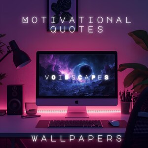 Puede incluir: Un ordenador de escritorio con un fondo de pantalla de paisaje del vacío es el punto focal. Las palabras "MOTIVATIONAL QUOTES" y "WALLPAPERS" se muestran arriba y abajo de la pantalla. El escritorio está iluminado con luces rosas y moradas.