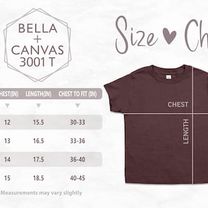 Peut inclure: Un t-shirt marron avec un tableau des tailles. Le tableau indique les mesures de la poitrine et de la longueur en pouces pour les tailles 2T &agrave; 5T. Le texte "Size Chart" est &eacute;crit en police script. Le t-shirt est un Bella + Canvas 3001 T.