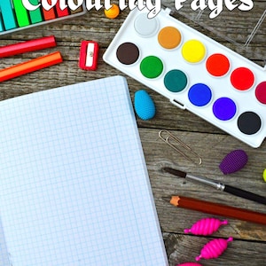 Könnte beinhalten: Draufsicht auf Kunstbedarf auf einer Holzoberfläche. Das Bild zeigt eine Aquarellpalette, Buntstifte, ein Skizzenbuch und den Text "Snake Colouring Pages". Verschiedene bunte Radiergummis und andere Kunstutensilien sind verstreut.