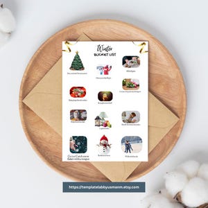 Könnte beinhalten: Eine weiße Karte mit einer Winter-Bucket-List, die Illustrationen von Winteraktivitäten zeigt. Die Karte liegt auf einem Holztablett mit einem Umschlag. Der Text enthält Aktivitäten wie 'Weihnachtsbaum schmücken'.