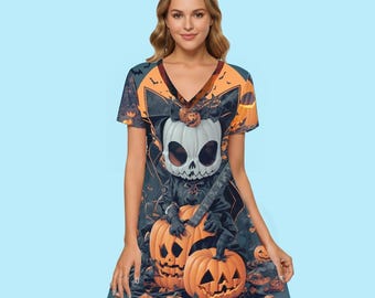 Peut inclure: Robe à col en V et manches courtes avec un motif sur le thème d'Halloween. La robe présente un personnage de dessin animé avec une tête en forme de crâne, vêtu de noir, jouant de la guitare assis sur deux citrouilles oranges. L'arrière-plan comprend des chauves-souris et un croissant de lune.