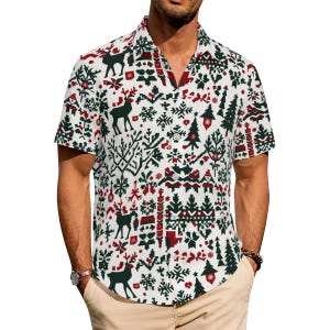Könnte beinhalten: Ein kurzärmeliges Hemd mit Weihnachtsmuster. Das Hemd hat einen weißen Hintergrund mit einem sich wiederholenden Design aus grünen Bäumen, roten Schneeflocken und Rentieren. Der Kragen und die innere Knopfleiste sind einfarbig rot.