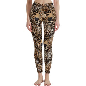 Könnte beinhalten: Ganzkörper-Leggings mit Leopardenmuster. Die Leggings haben eine hohe Taille und ein sich wiederholendes Muster aus beigen, braunen und schwarzen Flecken. Der Stoff scheint ein dehnbares Material zu sein.