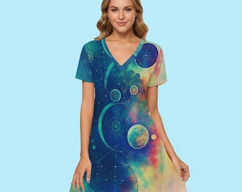 Peut inclure: Robe à col en V avec un motif céleste représentant des planètes, des formes géométriques et une nébuleuse colorée. La robe a des manches courtes et une jupe évasée, avec un code couleur bleu, vert et jaune.