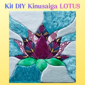 Può includere: Un kit fai-da-te Kinusaiga con un design a fiore di loto. L'opera mostra un petalo centrale in velluto viola circondato da petali fantasia nei toni del magenta, bianco e oro. Lo sfondo è composto da pezzi di tessuto azzurro testurizzato.