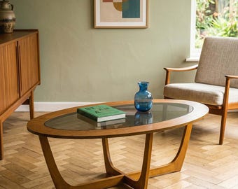 Ovalt soffbord i 50-talets mitt, teakfaner, skiva i rökfärgat glas, bas i astrostil