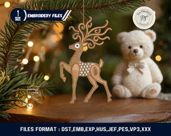 Könnte beinhalten: Ein brauner Hirschschmuck mit aufwendigen Details hängt an einem Weihnachtsbaumzweig. Der Hirsch hat ein dekoratives Geweihdesign und einen gemusterten Körper. Ein weißer Teddybär mit Schleife sitzt daneben. Der Text sagt "Embroidery Files".