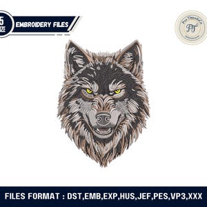 Puede incluir: Un diseño bordado de cabeza de lobo con ojos amarillos, pelaje negro y marrón, y detalles intrincados. La imagen incluye texto que indica que el diseño está disponible en 5 tamaños y formatos de archivo de bordado.