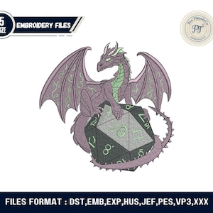 Puede incluir: Un diseño de bordado de dragón púrpura con acentos verdes, posado sobre un dado grande de veinte caras negro y gris. El diseño incluye el texto "EMBROIDERY FILES" y "Pro Threader Co". La imagen también muestra los formatos de archivo: DST, EMB, EXP, HUS, JEF, PES, VP3, XXX.