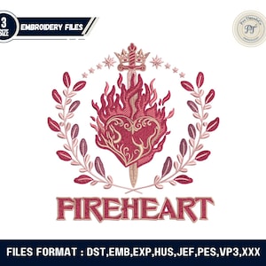 Op de afbeelding: Een borduurontwerp met een vlammend hart doorboord door een zwaard, bekroond en omringd door een lauwerkrans. Het woord "FIREHEART" staat eronder. De afbeelding bevat ook de tekst "EMBROIDERY FILES" en "FILES FORMAT : DST, EMB, EXP, HUS, JEF, PES, VP3,XXX".