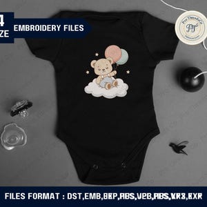 Może przedstawiać: Czarny pajacyk dla niemowląt z haftowanym wzorem misia trzymającego balony na chmurze. Pajacyk ma napis "4 SIZE EMBROIDERY FILES" oraz "FILES FORMAT : DST, EMB, BEP, ABS, VPB, PBS, XRX, EXR".