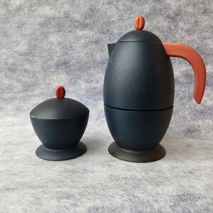 Conjunto vintage italiano Facix Querida, década de 1990, com cafeteira para 5/6 xícaras e açucareiro, na cor azul marinho.