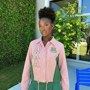 Chaqueta de entrenadora de la hermandad AKA, Alpha Kappa Alpha rosa y verde con espalda plisada y estampado floral de 1908, cierre de broche dorado, regalo de hermandad griega HBCU.