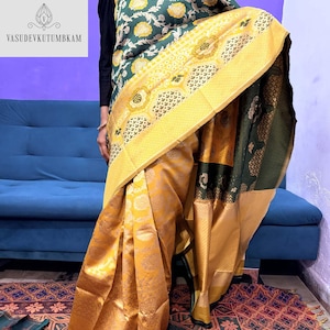 Pode incluir: Uma caneca de cerâmica branca com uma alça preta e o texto "But First, Coffee" em negrito preto. A caneca está sobre um fundo desfocado, destacando seu design simples.