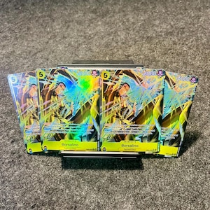 Könnte beinhalten: Eine Sammlung von Sammelkarten mit der Figur Borsalino. Die Karten haben ein lebendiges Design mit gelben, blauen und grünen Akzenten. Jede Karte zeigt die Zahl 5 und die Zahl 6000.