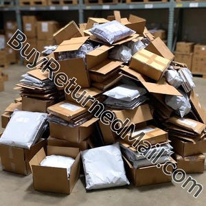 Könnte beinhalten: Eine weiße Keramik-Tasse mit schwarzem Henkel und dem Text "But First, Coffee" in schwarzer, handschriftlicher Schrift. Die Tasse steht auf einer weißen Oberfläche.