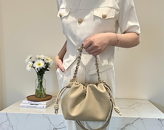 Bolso de hombro de piel suave • Bolso minimalista con correa de cadena