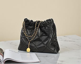 Bolso de mano de piel acolchada con cadena dorada, elegante bolso de hombro de diseño para uso diario y de noche.