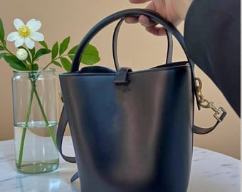 Minimalist Genuine Leather Bucket Bag – Elegant Structured Women's Shoulder Purse for Everyday Style