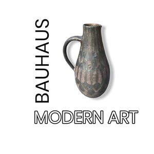 Könnte beinhalten: Ein dunkler, strukturierter Keramikkrug mit Henkel. Der Krug ist eine Mischung aus Braun und Grau mit einem geometrischen Muster. Die Wörter "BAUHAUS" und "MODERN ART" sind in Schwarz gedruckt.