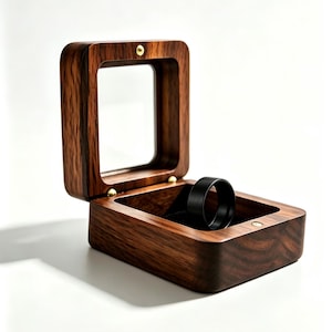 Puede incluir: Un letrero de madera rústica con el texto "Welcome to our home" en un estilo manuscrito. El letrero presenta un acabado envejecido y un diseño simple y acogedor, ideal para un porche o entrada.