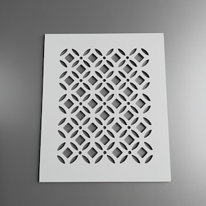 Op de afbeelding: Een witte sjabloon met een herhalend patroon van in elkaar grijpende cirkels en ruitvormen. Het ontwerp is uit het rechthoekige vel gesneden, waardoor negatieve ruimte ontstaat. De sjabloon staat op een grijze achtergrond.