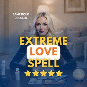 Puede incluir: Un gráfico digital con el texto SAME HOUR DETAILED EXTREME LOVE SPELL y cinco estrellas amarillas. La imagen muestra a una persona de cabello rubio con una blusa azul oscuro de manga larga, sentada en una mesa con velas blancas, cartas de tarot y una bola de cristal.