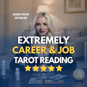 Pode incluir: Imagem publicitária de um serviço de leitura de tarot. O texto diz "EXTREMELY CAREER & JOB TAROT READING" com cinco estrelas douradas. Uma mulher loira está no fundo, com cartas de tarot e velas na mesa.