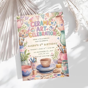 Puede incluir: Una invitación en acuarela para una celebración de arte cerámico. La invitación presenta cerámica colorida, pinceles y el texto "Ceramic Art Celebration". Incluye detalles para el noveno cumpleaños de Avery, con fecha, hora y lugar.