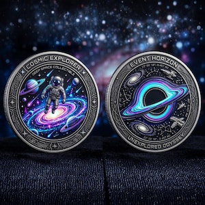 Puede incluir: Dos monedas de colecci&oacute;n plateadas con dise&ntilde;os espaciales. Una moneda presenta un astronauta y una galaxia, la otra un agujero negro. El texto incluye "COSMIC EXPLORER" y "EVENT HORIZON".