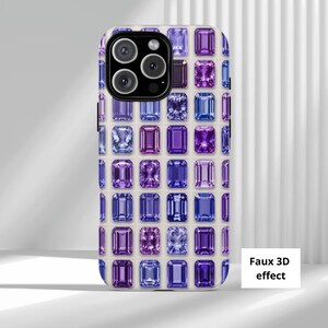Puede incluir: Una funda para teléfono con un patrón de cuadrícula repetitivo de piedras preciosas rectangulares moradas y azules. El diseño crea un efecto 3D con varios tonos de violeta, lavanda e índigo sobre un fondo claro. Incluye una abertura para la cámara.