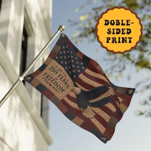 Puede incluir: Una bandera rectangular con un diseño de bandera estadounidense estilo patchwork y un águila calva en el centro. El texto dice 250 YEARS OF FREEDOM y EST. 1776. La bandera está montada en un mástil plateado e incluye una insignia amarilla con texto.