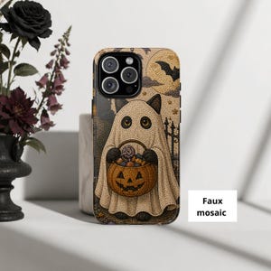 Puede incluir: Una funda para teléfono con un diseño de falso mosaico de un fantasma con una sábana blanca que sostiene una cesta de dulces naranja en forma de calabaza. El fondo muestra un cielo nocturno con luna, estrellas, murciélagos y una valla.