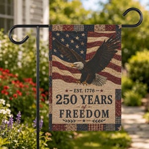 Puede incluir: Una bandera de jardín rectangular con un águila calva en vuelo sobre un patrón de bandera estadounidense acolchada. El texto dice EST. 1776 y 250 YEARS of FREEDOM en letras azul oscuro. El diseño incluye un borde de patchwork con estrellas.