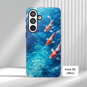 Puede incluir: Funda de teléfono con un diseño de peces koi nadando en agua azul. La funda tiene un efecto 3D, con peces naranjas, blancos y rojos. El texto "Faux 3D effect" es visible. La funda tiene una cámara y un flash.