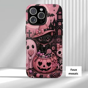 Puede incluir: Una funda para teléfono con diseño de falso mosaico que muestra un gato negro con sombrero de bruja rosa, un fantasma rosa, una calabaza rosa llena de dulces y una mansión gótica oscura al fondo, todo en tonos rosa y negro.