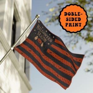 Puede incluir: Una bandera rectangular con un patrón de rayas negras y naranjas con pequeños motivos de murciélagos y estrellas. La esquina superior izquierda muestra el texto HALLOWEEN SEASON con ilustraciones de dos fantasmas y una calabaza.