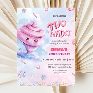 Könnte beinhalten: Eine verspielte Einladung mit einer rosa Zuckerwatte-Tornado-Illustration. Der Text lautet "She's a Little Two-Nado" und kündigt "Emmas 2. Geburtstag" am 12. April um 15 Uhr an. Enthält Veranstaltungsort und RSVP-Details.