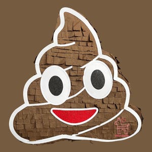 Könnte beinhalten: Eine braune Piñata in Form des Kackhaufen-Emojis, mit weiß umrandeten Augen und einem roten, lächelnden Mund. Die Piñata besteht aus strukturiertem braunem Papier und hat eine weiße Umrandung. Der Hintergrund ist einfarbig braun.