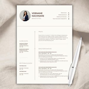 Może przedstawiać: Profesjonalny szablon CV z sekcjami dotyczącymi wykształcenia, doświadczenia i umiejętności. Pióro leży po prawej stronie strony. CV zawiera zdjęcie kobiety w lewym górnym rogu.