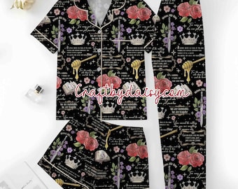 Powerless Satin Pyjamas Set, Fantasy Romance Nattkläder, Bokälskare Gåva, Silkeslen Pyjamas med Knappar, Mysiga Läskläder, Bokinspirerad Pyjamas