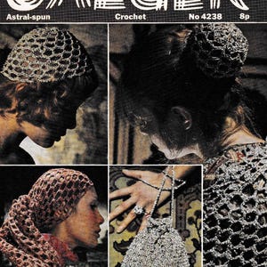 Può includere: Copertina di rivista vintage con il titolo "JAEGER" e le parole "Astral-spun" e "Crochet". Le immagini mostrano vari articoli all'uncinetto, tra cui cappelli, sciarpe e una borsa con perline. I modelli all'uncinetto sono aperti e traforati.