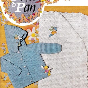 Könnte beinhalten: Ein Vintage-Strickmuster mit einer blauen Kapuzenjacke und einer weißen Decke, beide mit Feenillustrationen verziert. Das Muster trägt die Bezeichnung "Peter Pan" und enthält Brustmaße von 51 cm/56 cm.