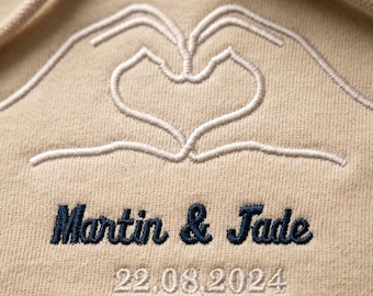 Bestickter Sweater Haende Herz personalisiert Geschenk DE