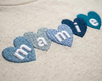 Besticktes T-Shirt mit Namen in bunten Herzen